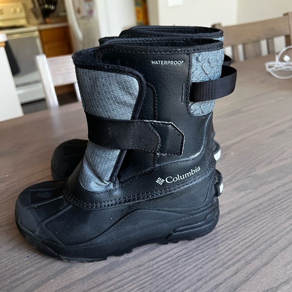 Columbia Youth Boots - Picture 1 of 6